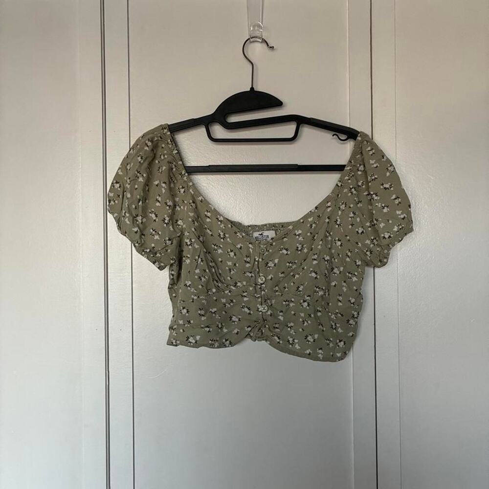Hollister co green floral crop